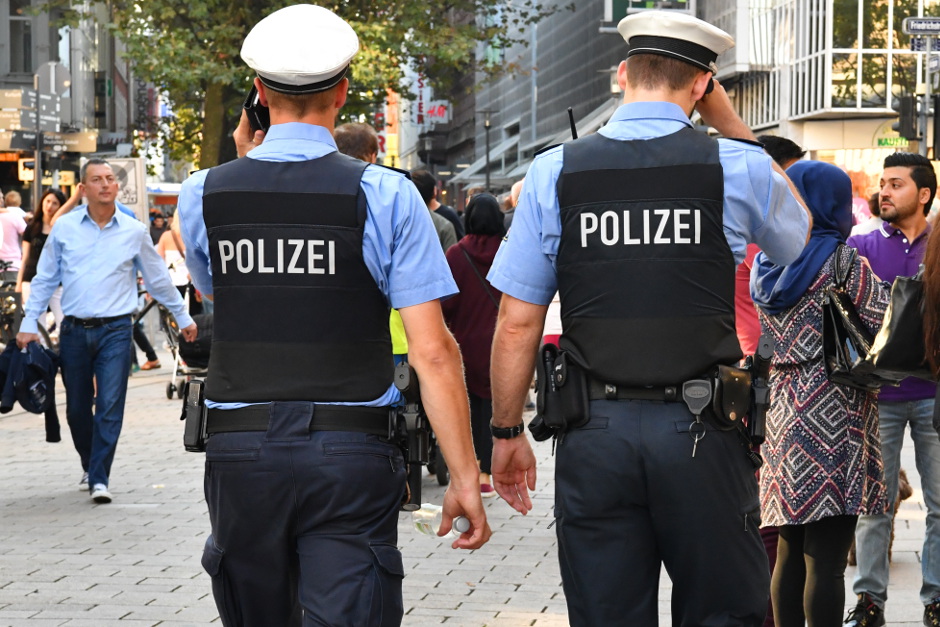 Gefährlicher Zwischenfall in der Wiesbadener Kirchgasse: Unbekannte warfen Teile einer Schaufensterpuppe vom Kaufhausdach in die Fußgängerzone. Polizei sucht Zeugen.