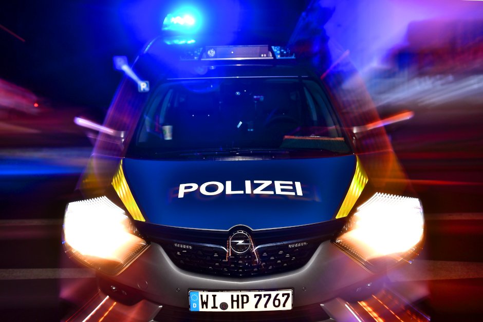 Jugendliche sprengen Mülleimer am späten Mittwochabend in Wiesbaden-Biebrich.
