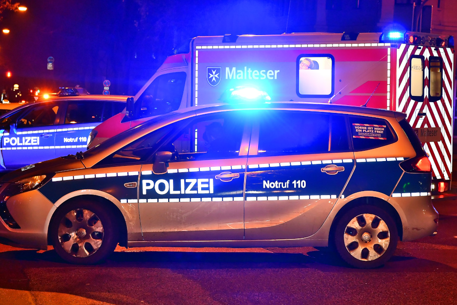 Leichenfund in Wiesbaden-Westend: Polizei findet toten Mann in der Drudenstraße – eine Frau festgenommen. Gewaltdelikt nicht ausgeschlossen.