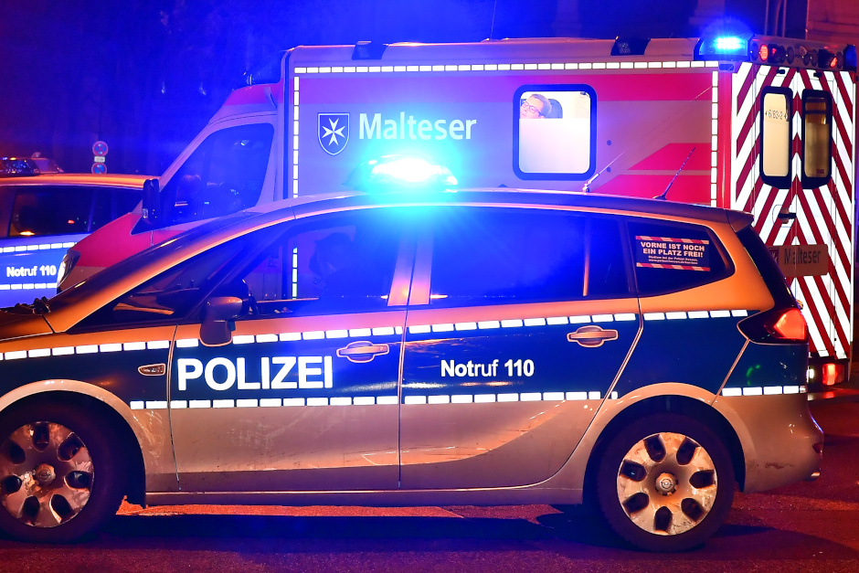 Brutale Attacke in Wiesbaden: In der Murnaustraße wurde am Donnerstagabend ein 18-Jähriger mit einer Glasflasche am Kopf verletzt. Polizei sucht Zeugen.