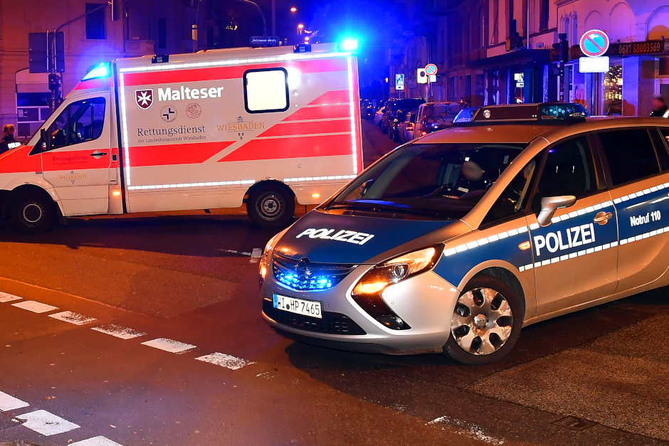 Unfall zwischen Pkw und Motorrad in Wiesbaden: Motorradfahrer schwer verletzt – Polizei sucht Zeugen.