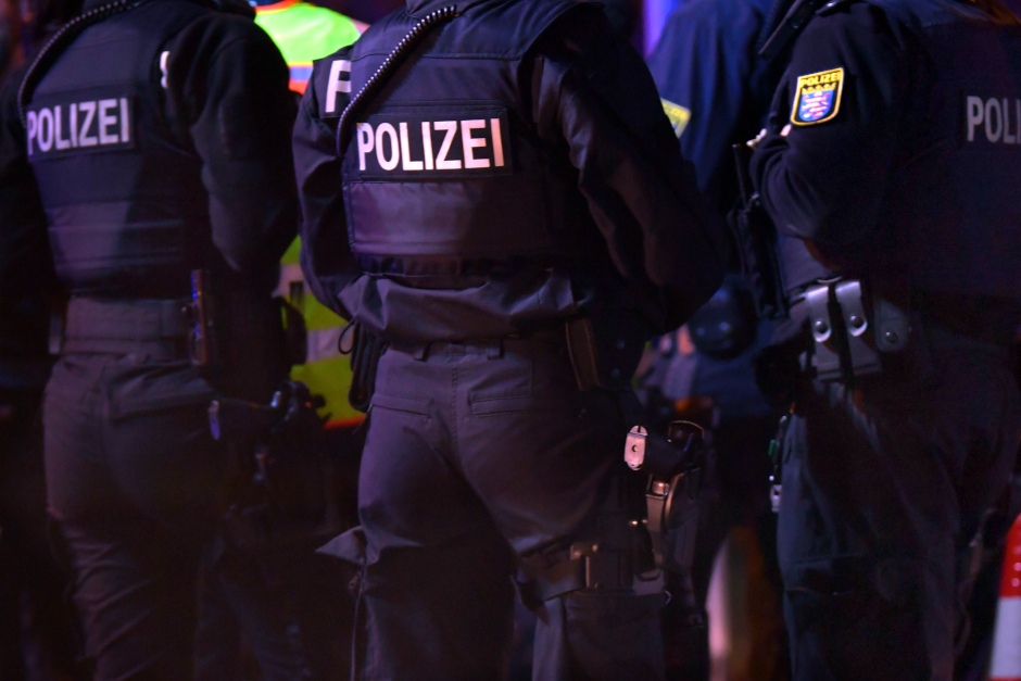 Gemeinsame Nachtstreifen: Landes- und Stadtpolizei kontrollierten am Wochenende im Rahmen von „Sicheres Wiesbaden“ 31 Personen an Brennpunkten und in der Waffenverbotszone. Alle Details auf wiesbadenaktuell.de!