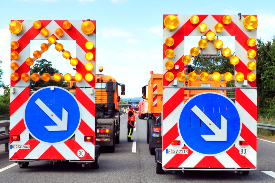 Akute Vollsperrung auf der A66: Wegen Fahrbahnschäden im AK Schierstein ist die Richtung Frankfurt gesperrt. Der Verkehr wird über die Äppelallee umgeleite.