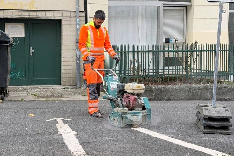 Rund 170 illegale Parkplätze und Markierungen aufgespürt: Die Stadt Wiesbaden lässt ungenehmigte Straßenmalereien ab sofort entfernen.