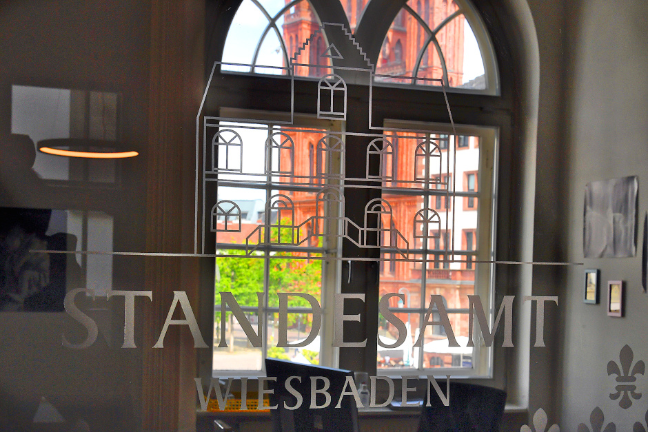 Wer für Dienstag, 20. Oktober 2026, einen Behördengang zum Standesamt in Wiesbaden plant, muss umdisponieren: Sowohl das zentrale Standesamt Mitte als auch die standesamtlichen Außenstellen in sämtlichen Ortsverwaltungen bleiben an diesem Tag wegen einer internen Fortbildung geschlossen. Zahlreiche Dienstleistungen lassen sich jedoch über die städtischen Online-Services abwickeln.