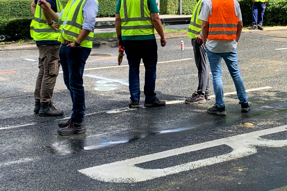 Das Tiefbau- und Vermessungsamt der Landeshauptstadt Wiesbaden beginnt ab Montag, 12. Oktober, mit der Entfernung illegal aufgebrachter Markierungen auf öffentlichen Gehwegen und Straßenflächen.