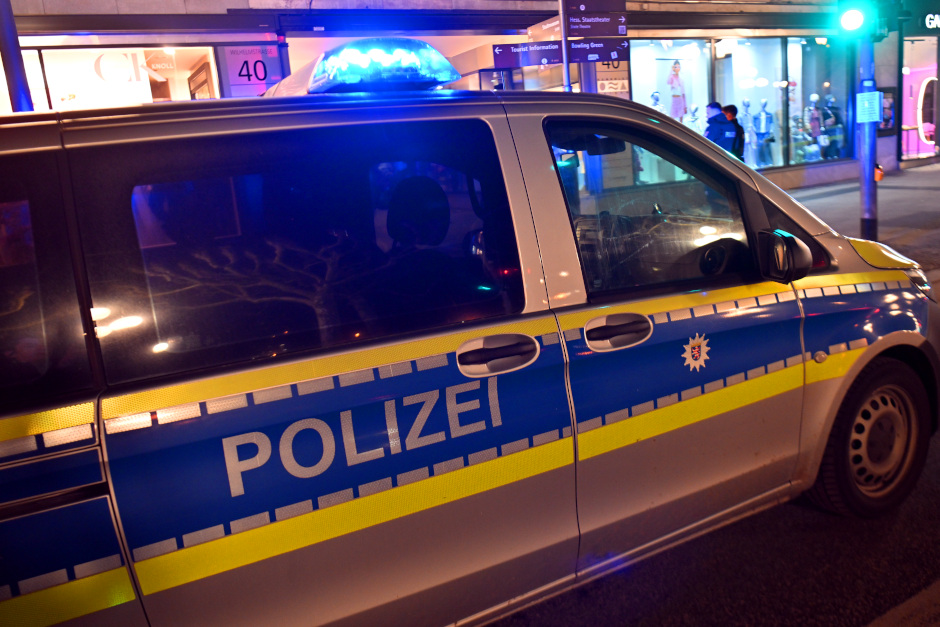 Blitzeinbruch in Wiesbaden: Unbekannte beschädigten in der Nacht zum Donnerstag die Scheibe eines Juweliers auf der Wilhelmstraße und erbeuteten Luxusuhren im Wert von zehntausenden Euro.