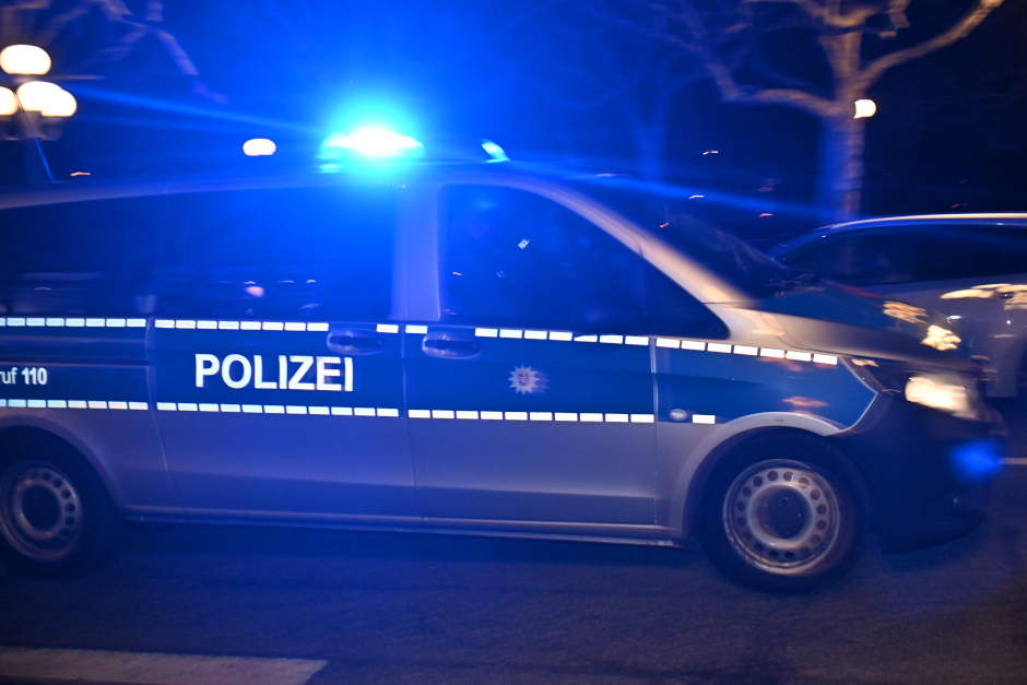 Am Sonntagabend kam es in der Zeit von 19:45 bis 20:00 Uhr zu einer Verfolgungsfahrt in den Stadtteilen Mainz-Kastel und Mainz-Kostheim. Im Bereich der Theodor-Heus-Brücke fiel einer Polizeistreife ein schwarzer VW Golf durch eine auffällige Fahrweise auf. Das Fahrzeug bewegte sich rücksichtslos durch den Straßenverkehr und missachtete die Vorfahrt, sodass andere Verkehrsteilnehmer abbremsen mussten, um einen Unfall zu verhindern.