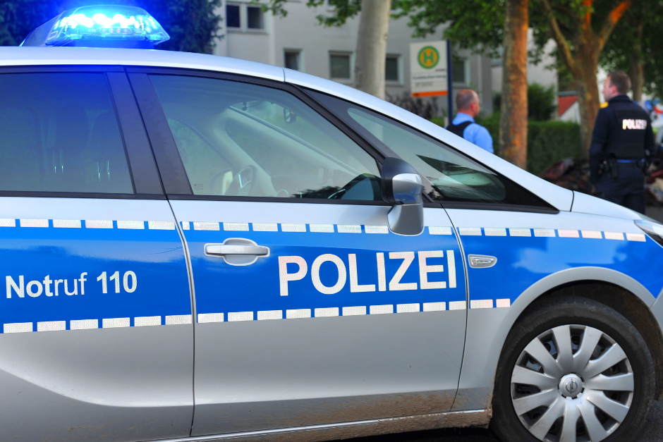Körperverletzung in Wiesbaden-Biebrich: Eine Seniorin beschimpfte und attackierte eine 15-Jährige an einer Haltestelle in der Wilhelm-Kopp-Straße. Polizei sucht Zeugen.