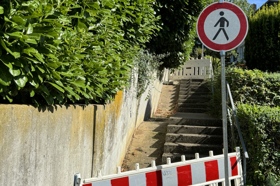 Fußgängerinnen und Fußgänger im Bereich zwischen Aarstraße und Feuerbachstraße in Wiesbaden müssen sich ab Anfang Oktober auf Einschränkungen einstellen: Das städtische Tiefbau- und Vermessungsamt startet mit der umfassenden Sanierung der dortigen Treppenanlage. Voraussichtlich ab Montag, 5. Oktober 2026 wird die Verbindung für den Durchgangsverkehr voll gesperrt.