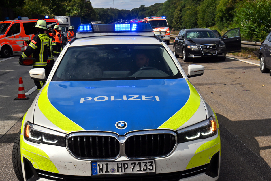 Karambolage auf der A3: Vier Autos krachten am Donnerstag bei Wiesbaden-Naurod ineinander. Ursache war zu geringer Sicherheitsabstand.