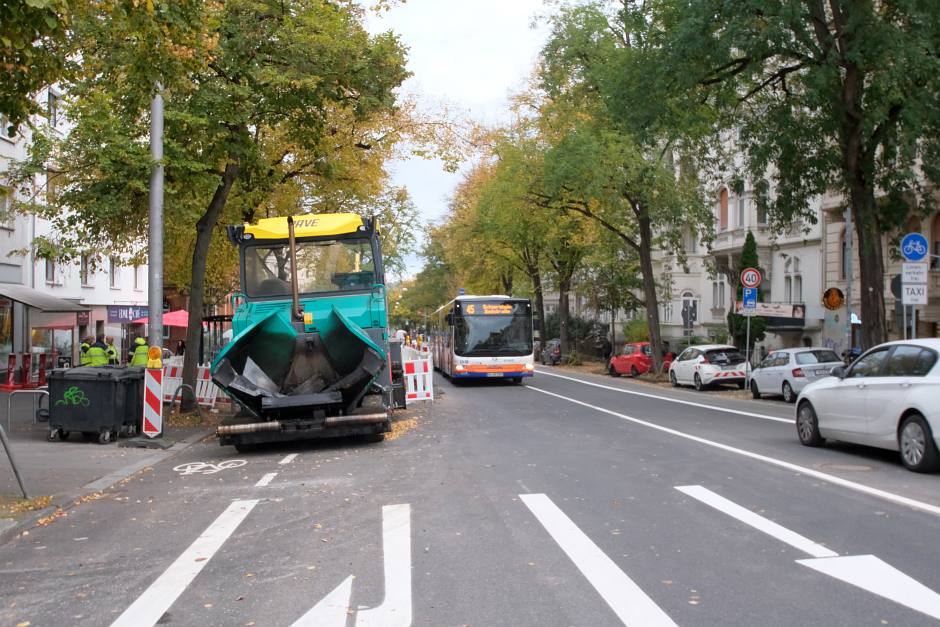 Dotzheimer Straße in Wiesbaden wieder frei: Anderthalb Wochen früher als geplant ist die Sanierung beendet. Spezialbauweise trotzt künftig Hitze und Busverkehr.