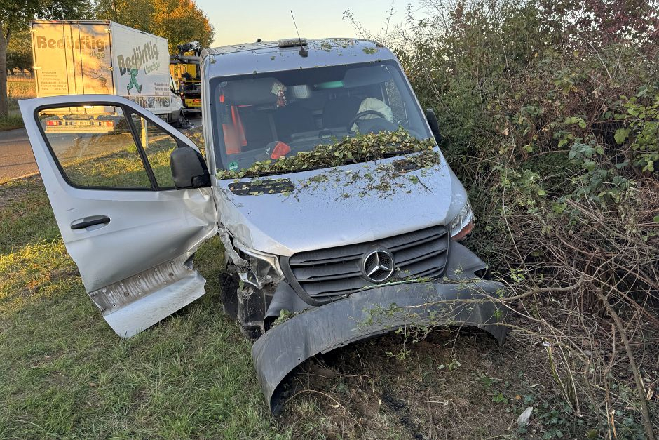Großes Glück im Unglück und vorbildliche Zivilcourage auf der Kloppenheimer Straße in Wiesbaden-Kloppenheim. Weil sein Körper am Steuer plötzlich streikte, verlor der Fahrer eines Mercedes Sprinters am Dienstagabend die Kontrolle über seinen Wagen. Der Transporter schoss in den Gegenverkehr, touchierte einen entgegenkommenden Kleinlaster und pflügte frontal in eine Dornenhecke. Nachfolgende Autofahrer fackelten nicht lange. Sie sicherten sofort die Unfallstelle ab und befreiten den Verunglückten aus dem Wrack.