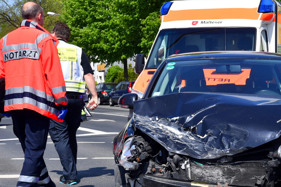 Verkehrsunfall in Wiesbaden-Bierstadt: Am Dienstag stießen an der Kreuzung Biegerstraße/Kolpingstraße ein VW und ein Opel zusammen. Eine 20-Jährige und ein Kind wurden leicht verletzt.