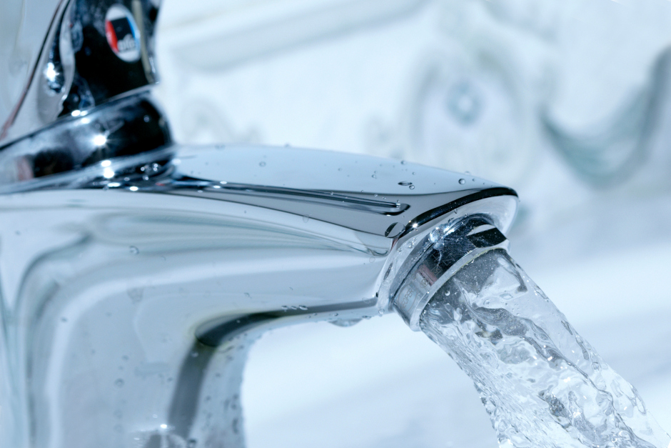 Trinkwasser-Entwarnung rückt näher: Die jüngsten Proben in Wiesbadens Innenstadt sind negativ. Am Samstag, 17. Oktober, könnte das Abkochgebot fallen.