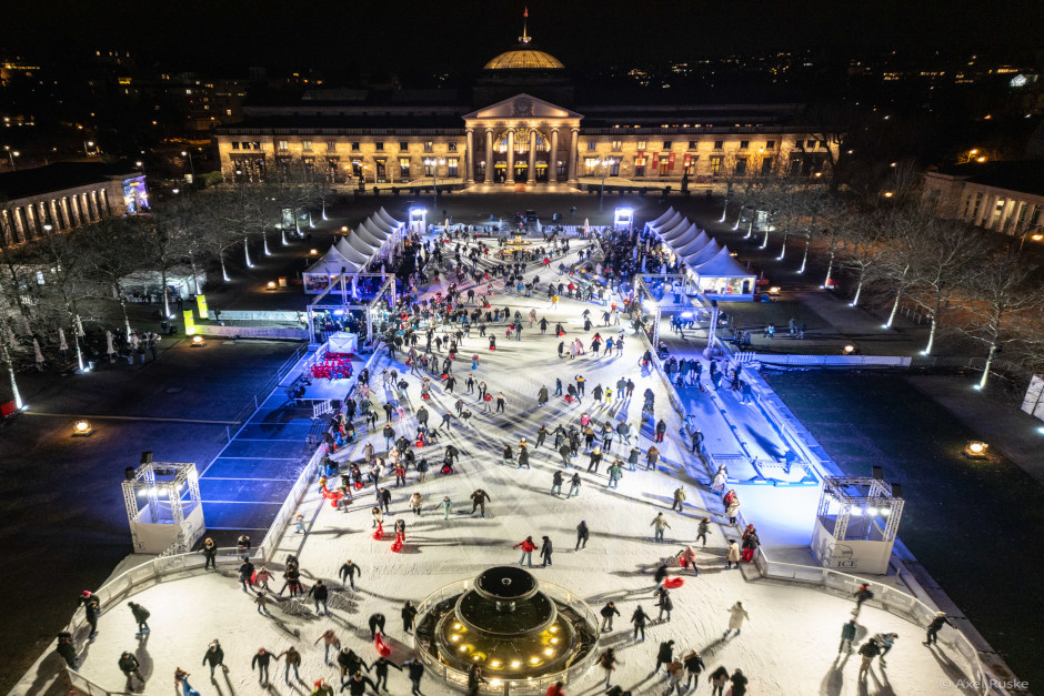 Kufen-Zauber auf dem Bowling Green: „Wiesbaden on Ice“ startet am 27. November 2026 vor dem Kurhaus. Infos zu Öffnungszeiten, Eisstockbahnen & Online-Tickets auf wiesbadenaktuell.de!