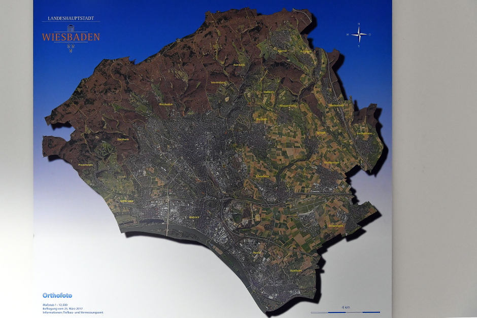 Wiesbaden lässt sich jetzt noch besser entdecken: Die Landeshauptstadt stellt ab sofort auf der Open-Data-Plattform zahlreiche Geodaten öffentlich und kostenlos zur Verfügung. Über das neue Angebot können aktuelle Stadtpläne und Luftbilder ebenso abgerufen werden wie historische Karten und Pläne. Die Daten können nicht nur angeschaut, sondern auch für eigene Projekte und Anwendungen genutzt werden.