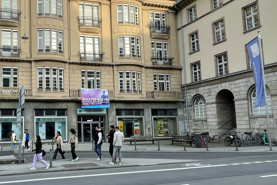 Nach dem Brand am Schillerplatz: Der Unterricht an der Wiesbadener Musik- und Kunstschule sowie der Musikakademie ist bis auf Weiteres eingestellt.