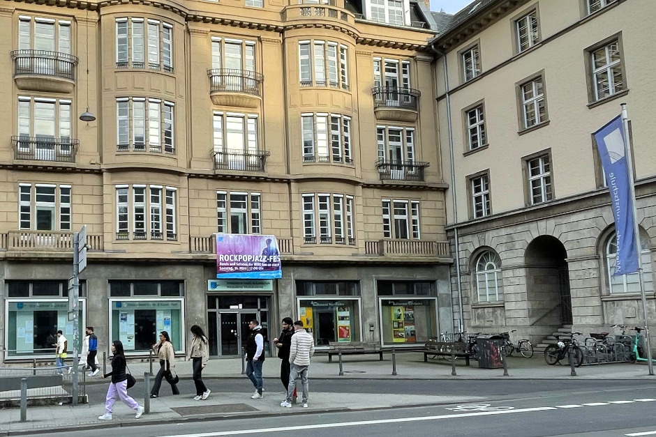 Grünes Licht nach Archivbrand: Wiesbadener Musik- und Kunstschule und Musikakademie starten wieder in den Unterricht!