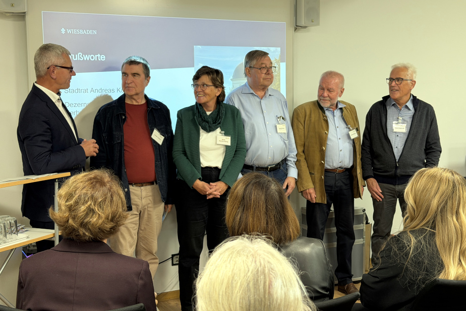Andreas Kowol ehrte das Team der Ehrenamtlichen der Belle Wi. Auf dem Bild zu sehen sind (v. l. n. r.): Sozialdezernent Andreas Kowol, Joseph Lechner, Dr. Beate Martens-Düring, Georg Throm, Dr. Michael Dreyer, Dieter Burghardt.